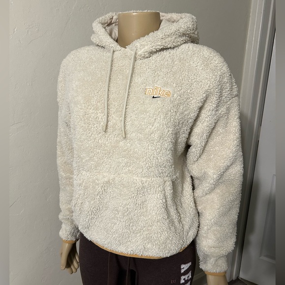 Nike Tops - Women’s Nike Sportswear pullover sherpa plush fleece Size M
